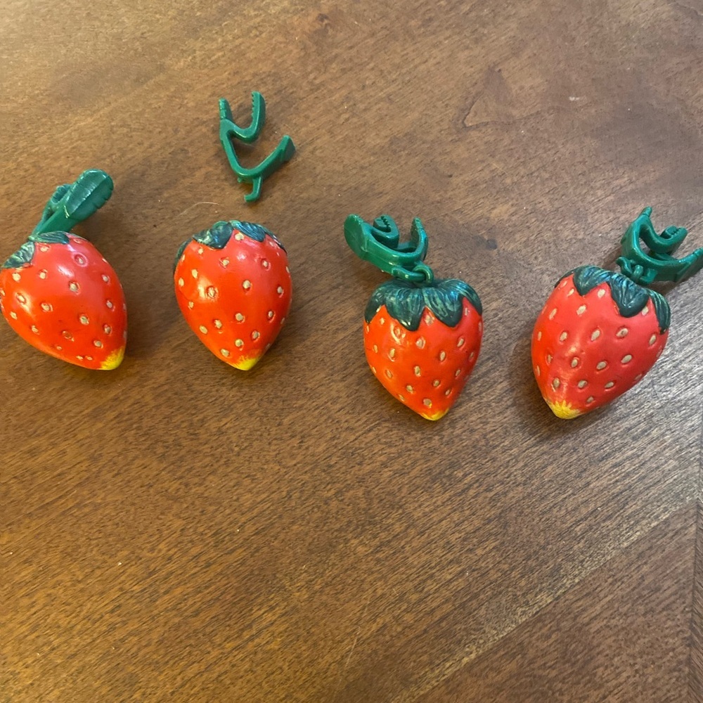 Ceramic strawberries, four  little plastic‎ clip s (one no longer attached)